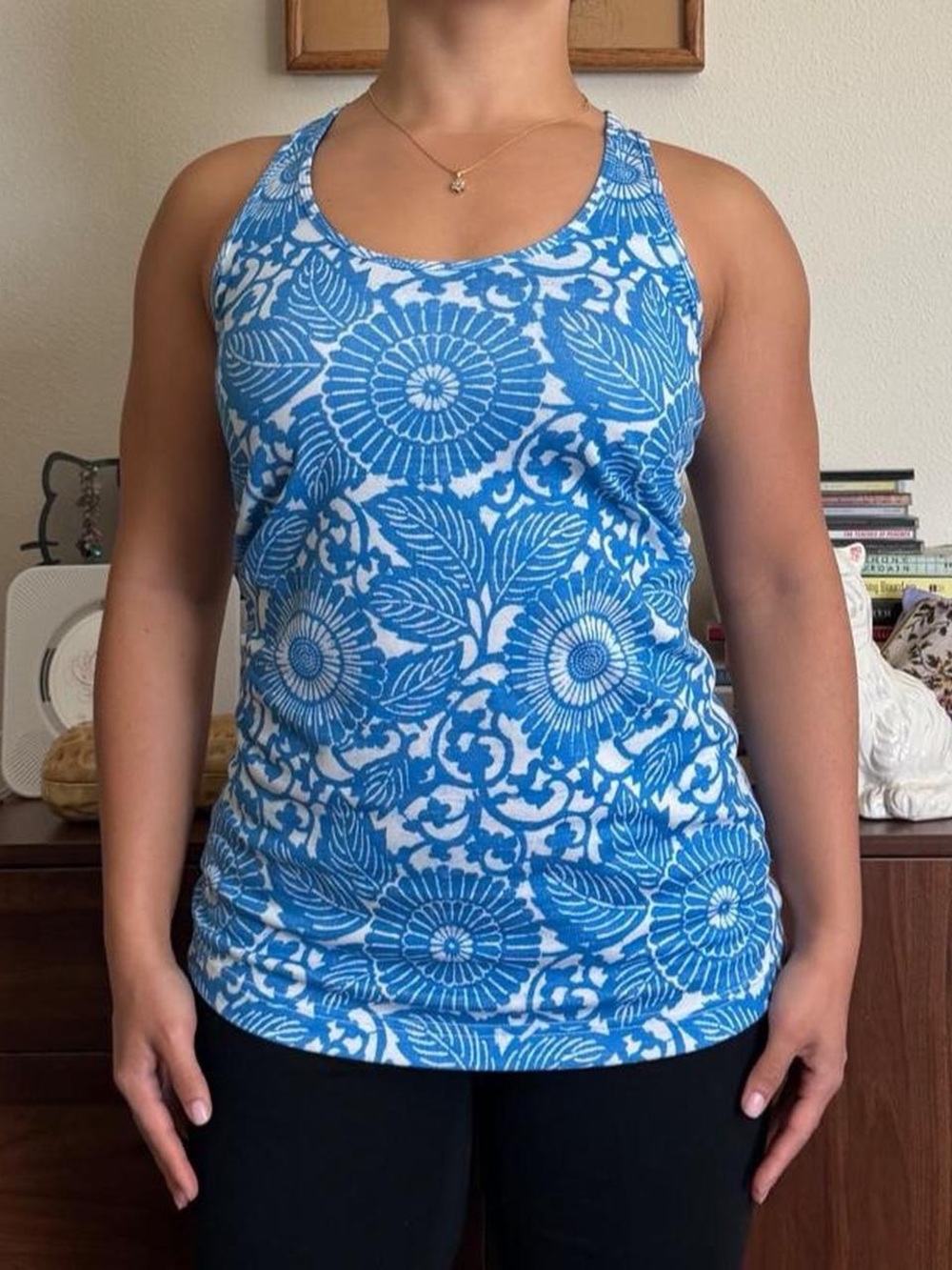 Retro Lululemon Womens Size 6 Blue White Floral Workout Tank Athleisure Workout